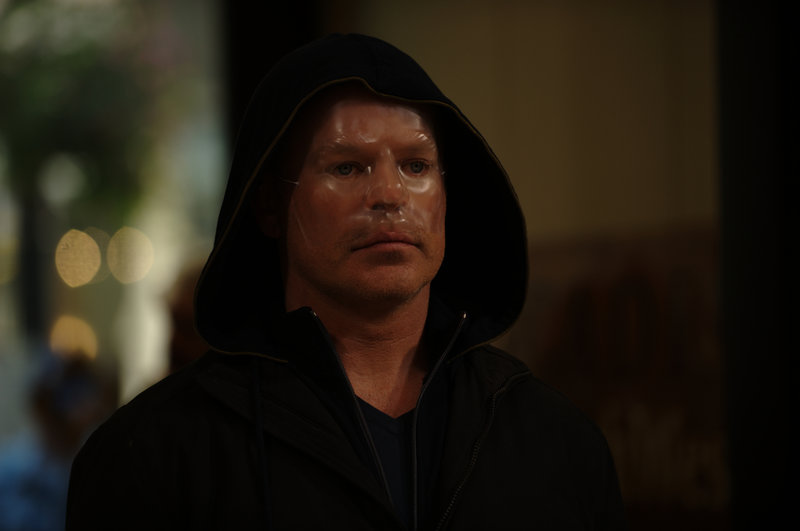 Der Geiselnehmer Jonah Pope (Neal McDonough) ist nicht irgendein "normaler" Gangster. Er ist ein Terrorist, der der kapitalistischen Welt eine blutige Absage erteilen möchte ... – Bild: Puls 8 Der Geiselnehmer Jonah Pope (Neal McDonough) ist nicht irgendein "normaler" Gangster. Er ist ein Terrorist, der der kapitalistischen Welt eine blutige Absage erteilen möchte ... – Bild: Puls 8