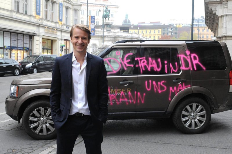 Georg Sommer (Max von Pufendorf) ist der geborene Macho. Die Frauen liegen dem gutaussehenden Mitdreißiger zu Füßen. Sein Lebensinhalt: heiße Nächte mit hübschen Frauen zu verbringen, teure Autos zu fahren und endlich den ersehnten Posten als Nachfolger des Vertriebsleiters Rudi Bauer zu bekommen. Doch dann kommt alles ganz anders … – Bild: Puls 8