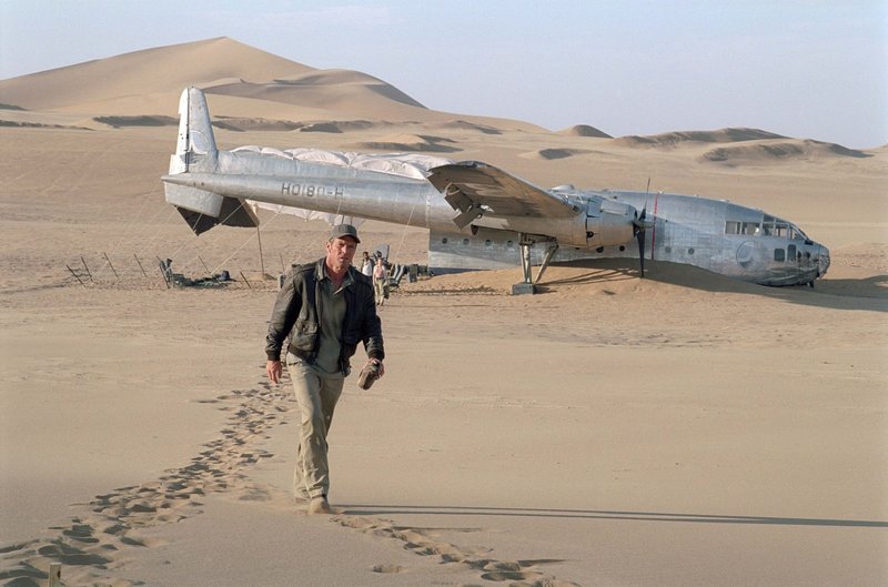 Trifft eine fatale Entscheidung, die all seine Passagiere und auch ihn in Lebensgefahr bringt: Pilot Frank Towns (Dennis Quaid) ... – Bild: Puls 8 Trifft eine fatale Entscheidung, die all seine Passagiere und auch ihn in Lebensgefahr bringt: Pilot Frank Towns (Dennis Quaid) ... – Bild: Puls 8