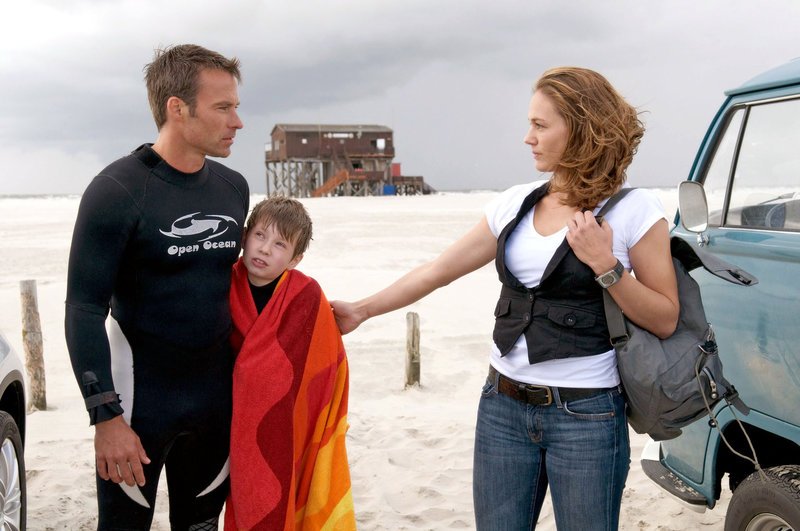 Katja (Sonsee Neu, r.) holt Lasse (Lukas Schust, M.) am Strand ab. Sie wußte nicht, dass er mit Nick (Marco Girnth, l.) zum Surfen ist. – Bild: Puls 8 Katja (Sonsee Neu, r.) holt Lasse (Lukas Schust, M.) am Strand ab. Sie wußte nicht, dass er mit Nick (Marco Girnth, l.) zum Surfen ist. – Bild: Puls 8