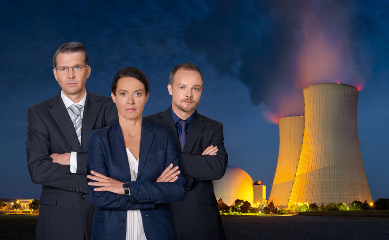 Die AKW-Sicherheitschefin Katja Wernecke (Ulrike Folkerts, M.) und der Kommunikationsberater Steffen Strathmann (Matthias Koeberlin, r.) versuchen vergeblich, den eloquenten Direktor des Kernkraftwerkes Oldenbüttel, Ludger Wessel (Kai Wiesinger, l.), davon zu überzeugen, dass die Sicherheit des KKWs auf ziemlich tönernen Füßen steht ... – Bild: Puls 8 Die AKW-Sicherheitschefin Katja Wernecke (Ulrike Folkerts, M.) und der Kommunikationsberater Steffen Strathmann (Matthias Koeberlin, r.) versuchen vergeblich, den eloquenten Direktor des Kernkraftwerkes Oldenbüttel, Ludger Wessel (Kai Wiesinger, l.), davon zu überzeugen, dass die Sicherheit des KKWs auf ziemlich tönernen Füßen steht ... – Bild: Puls 8