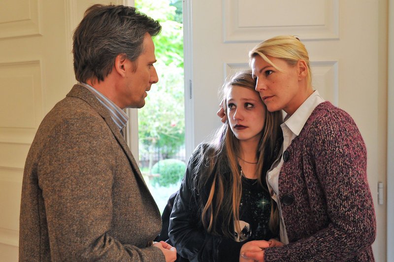 Für Horst Michalke (René Steinke, l.) läuft es beruflich gerade nicht so gut – und privat auch nicht: Die Beziehung zu seiner Frau Marion (Sophie Schütt, r.) und seiner pubertierenden Tochter Sandra (Lotte Flack, M.) ist in letzter Zeit etwas abgekühlt. Und seinem Sohn müsste er schon seit langem sagen, dass er adoptiert ist … – Bild: Puls 8