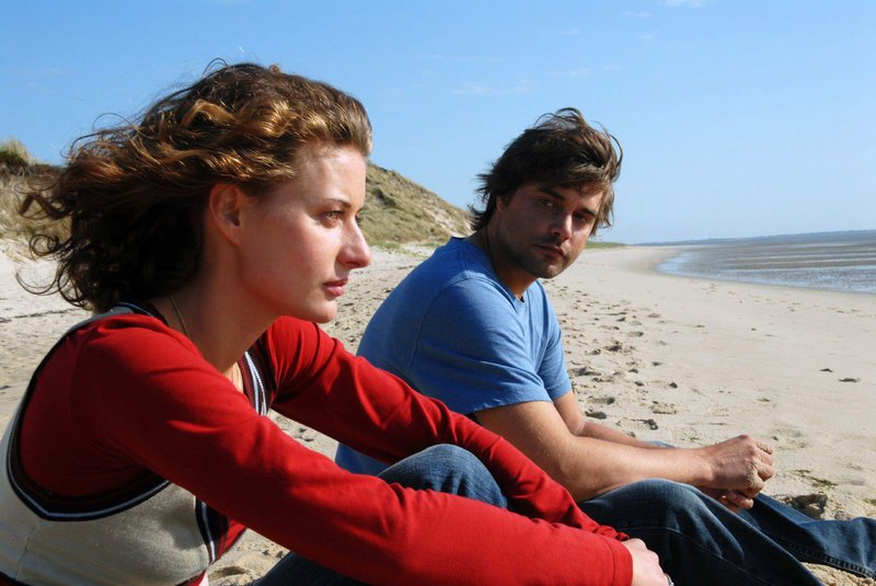 Sara (Marie Rönnebeck, l.) und Georg (Raphaël Vogt, r.) kommen sich langsam näher … – Bild: Puls 8 Sara (Marie Rönnebeck, l.) und Georg (Raphaël Vogt, r.) kommen sich langsam näher … – Bild: Puls 8