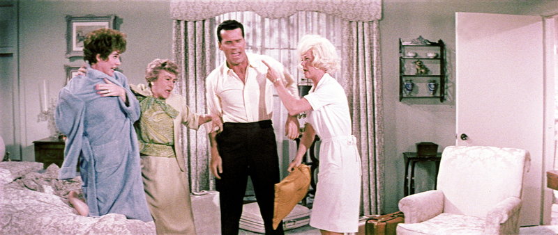 Eine zu viel im Bett – Bild: Puls 8