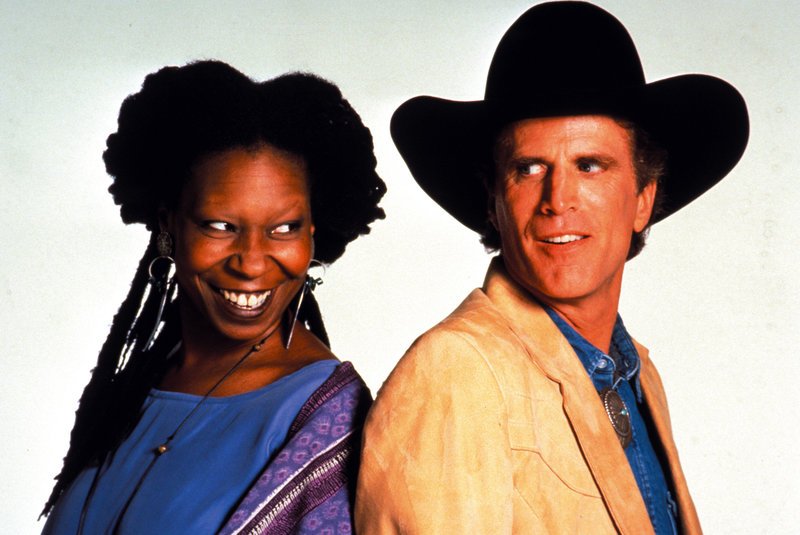 Mit seiner Vaterschaft konfrontiert, ist Hal (Ted Danson, r.) nicht gerade begeistert davon, eine farbige Tochter zu haben, aber auch Mom Sarah (Whoopi Goldberg, l.) ist entsetzt, denn sie kann Weiße nicht ausstehen … – Bild: Puls 8