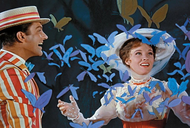 Kindermädchen Mary Poppins (Julie Andrews, r.) und Lebenskünstler Bert (Dick van Dyke, l.) entführen Michael und Jane Banks in eine geheimnisvolle Welt … – Bild: Puls 8