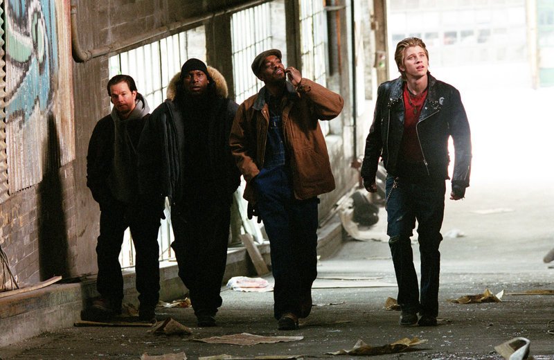 Als ihre Pflegemutter in einem Lebensmittelgeschäft erschossen wird, verfolgen ihre vier Adoptivsöhne (v.l.n.r.:Mark Wahlberg, Tyrese Gibson, Andre Benjamin, Garrett Hedlund) die Mörder – und finden schon bald heraus, dass der Tod der Mutter alles andere als ein unglücklicher Zufall war … – Bild: Puls 8 Als ihre Pflegemutter in einem Lebensmittelgeschäft erschossen wird, verfolgen ihre vier Adoptivsöhne (v.l.n.r.:Mark Wahlberg, Tyrese Gibson, Andre Benjamin, Garrett Hedlund) die Mörder – und finden schon bald heraus, dass der Tod der Mutter alles andere als ein unglücklicher Zufall war … – Bild: Puls 8