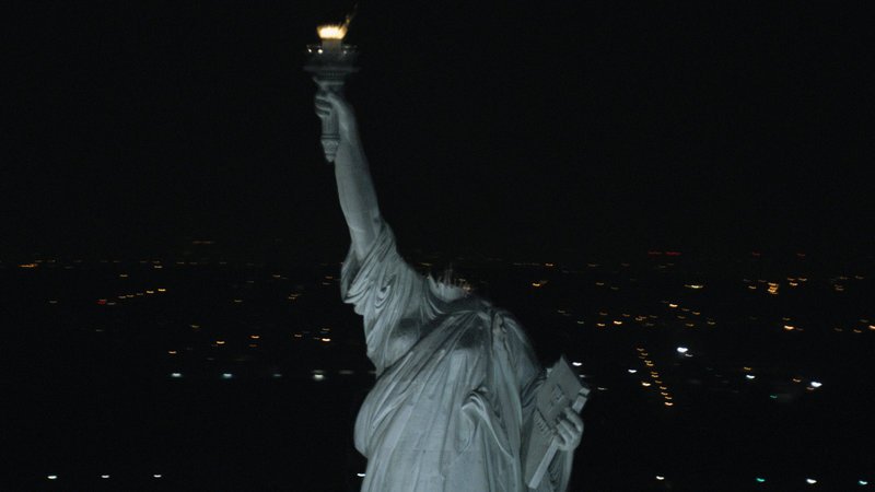 Irgendwer oder irgendetwas ist an Manhattans Küste an Land gestiegen und hat als erstes der Freiheitsstatue den Kopf abgebissen … – Bild: Puls 8