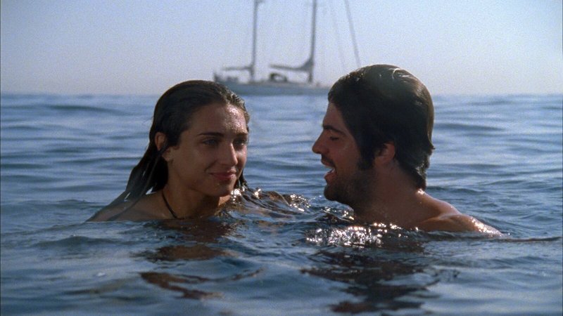 Sonne, Sex und Drogen – das ist zumindest der Plan von Germán. Gemeinsam mit seiner Freundin Amaya, einigen Freunden und einer Wildfremden fährt er auf seiner Luxusyacht raus aufs Meer, um es sich gut gehen zu lassen. Die ausgelassene Badestimmung nimmt ein jähes Ende, als die Gruppe feststellt, dass keiner die Leiter der Yacht runtergelassen hat – und alle sind im Meer … – Bild: eoTV
