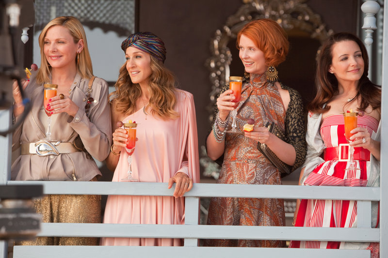 Dieses Mal machen Carrie (Sarah Jessica Parker, 2.v.l.), Charlotte (Kristin Davis, r.), Miranda (Cynthia Nixon, 2.v.r.) und Samantha (Kim Cattrall, l.) nicht nur New York unsicher, sondern begeben sich auch für ein glamouröses Abenteuer in den Orient ... – Bild: TM & ©2009 Warner Bros Dieses Mal machen Carrie (Sarah Jessica Parker, 2.v.l.), Charlotte (Kristin Davis, r.), Miranda (Cynthia Nixon, 2.v.r.) und Samantha (Kim Cattrall, l.) nicht nur New York unsicher, sondern begeben sich auch für ein glamouröses Abenteuer in den Orient ... – Bild: TM & ©2009 Warner Bros
