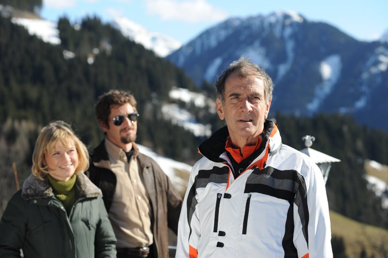 Mordanschlag auf eine begabte Klinikärztin! Karin Kofler (Kristina Sprenger) und Klaus Lechner (Andreas Kiendl) und befragen den Chefarzt Ralf Becker in seiner Berghütte. – Bild: ZDF und Bernd Schuller