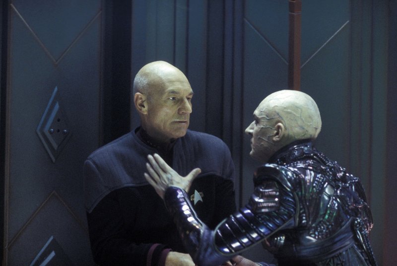 Shinzon (Tom Hardy, r.) hat nur eines im Sinn – er will Picard (Patrick Stewart, l.) gefangen nehmen und die Erde zerstören… – Bild: ProSieben Media AG © Paramount Pictures