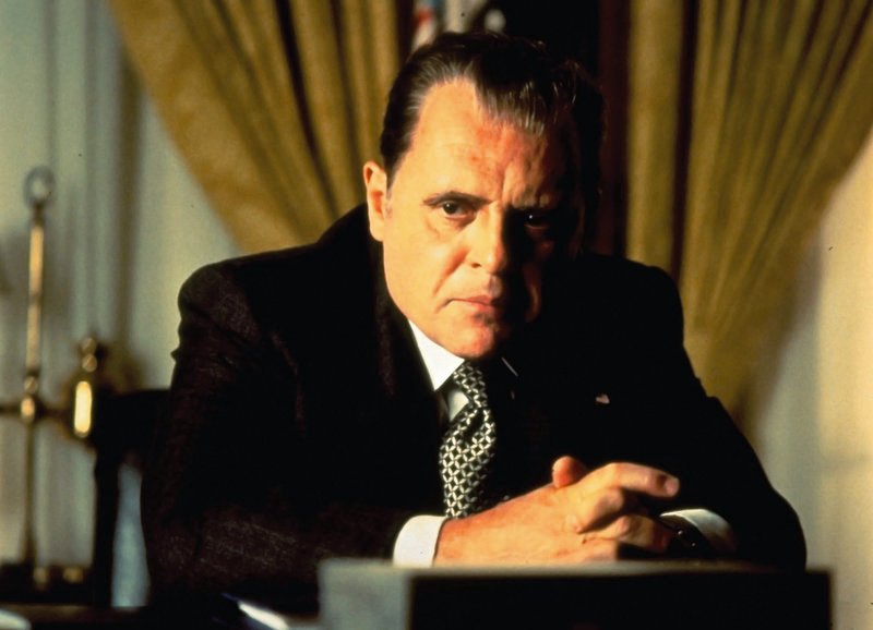 Angeschlagen: Anthony Hopkins als Präsident Richard Nixon – Bild: SRF/​Cinergi Pictures Entertainment Inc./​Cinergi Productions N.V. Inc.