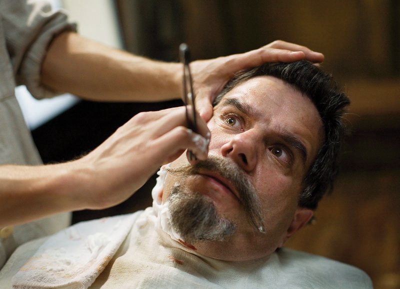 Vater Geiser lässt sich von Kari rasieren: Bruno Cathomas als Vater Geiser – Bild: SRF/​Catpics