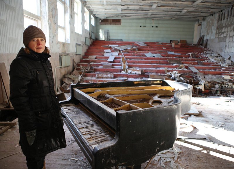 Alena Cherny mit einem zerstörten Flügel in der Nähe von Tschernobyl – Bild: SRF/​Christian Labhart/​Paul Riniker