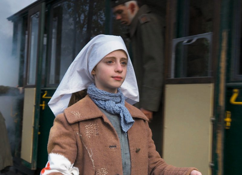 Frieda hilft ihrer Schwester im 1.Weltkrieg: L.M. Makrides als Frieda – Bild: SRF/Looks Film Frieda hilft ihrer Schwester im 1.Weltkrieg: L.M. Makrides als Frieda – Bild: SRF/Looks Film