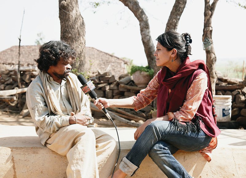 Interview unter vier Augen: Omkar Das Manikpuri als Nathadas Manikpuri, Malaika Shenoy als Nandita Malik – Bild: SRF/Rapid Eye Movies Interview unter vier Augen: Omkar Das Manikpuri als Nathadas Manikpuri, Malaika Shenoy als Nandita Malik – Bild: SRF/Rapid Eye Movies