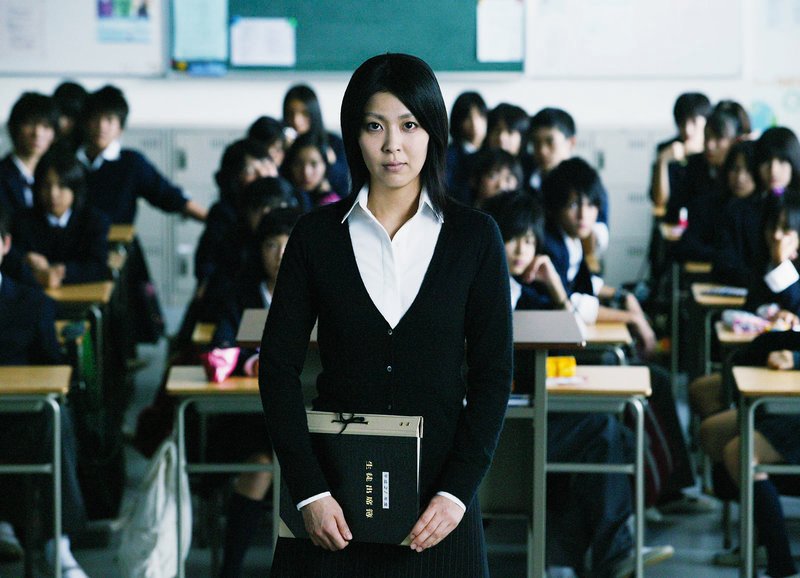 Einsame Lehrerin: Takako Matsu als Yuko Moriguchi (M.) – Bild: SRF/​Rapid Eye Movies
