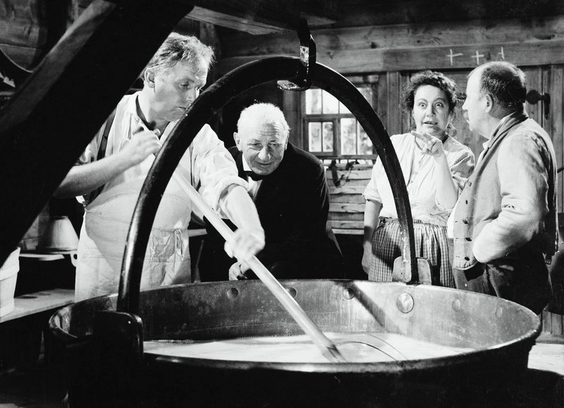 Der Käser demonstriert dem Amman seine Arbeit: Werner Röthlisberger als Käser, Heinrich Gretler als Ammann, Margrit Rainer als Eisi, Max Haufler als Eglihannes – Bild: SRF/Neue Film AG, Franz Schnyder Der Käser demonstriert dem Amman seine Arbeit: Werner Röthlisberger als Käser, Heinrich Gretler als Ammann, Margrit Rainer als Eisi, Max Haufler als Eglihannes – Bild: SRF/Neue Film AG, Franz Schnyder