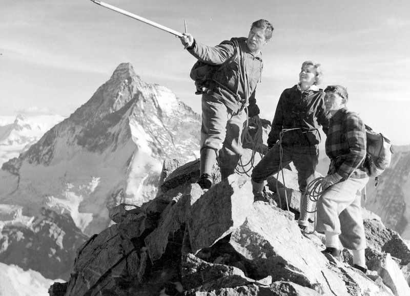 Auf dem Gipfel: Robert Freitag als Gisler, Annemarie Düringer als Monica, Patrick Jordan als Puckle – Bild: SRF/​Praesens Film AG/​Cinémathèque suisse