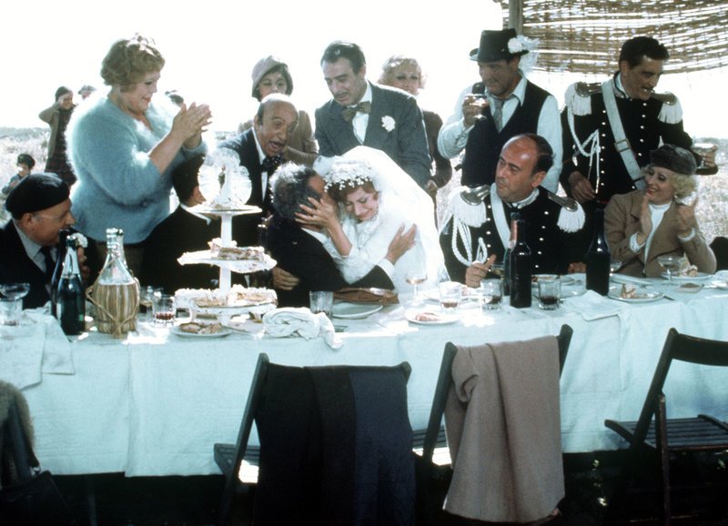 Hochzeit: Magali Noël als Braut Gradisca (M.) – Bild: SRF/​Janus Films/​Criterion