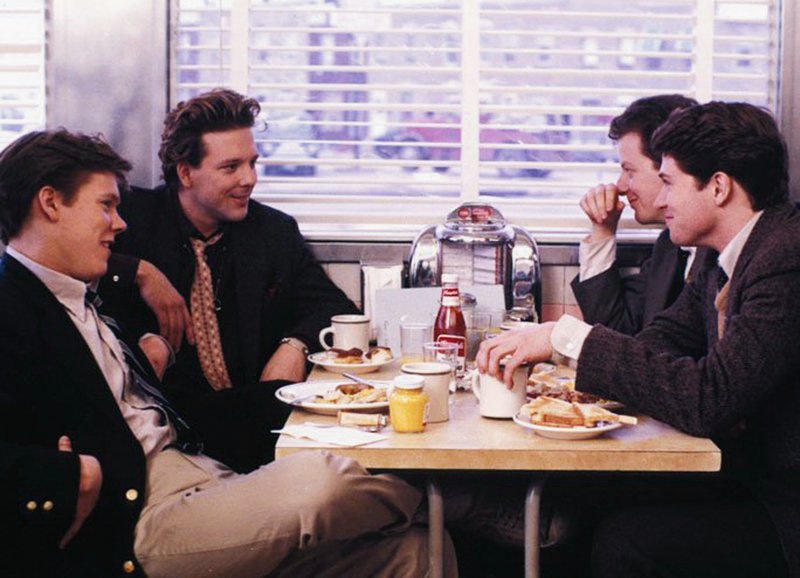 Frühstück im Falls Point Diner: Kevin Bacon als Timothy Fenwick Jr., Mickey Rourke als Robert ‚Boogie‘ Sheftell, Daniel Stern als Laurence ‚Shrevie‘ Schreiber, Tim Daly als William ‚Billy‘ Howard – Bild: SRF/​Warner Bros. International Television