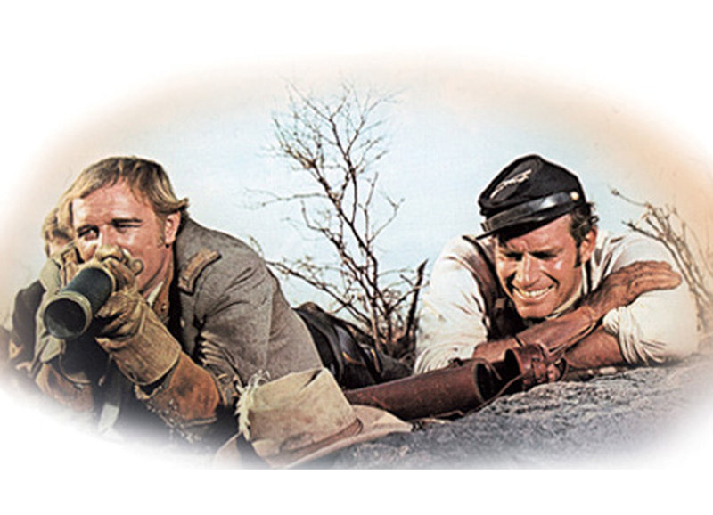 Beste Feinde: Richard Harris als Captain Benjamin Tyreen, Charlton Heston als Major Charles Dundee – Bild: SRF/Columbia Pictures Industries, Inc. Beste Feinde: Richard Harris als Captain Benjamin Tyreen, Charlton Heston als Major Charles Dundee – Bild: SRF/Columbia Pictures Industries, Inc.
