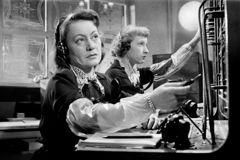 Palace Hotel, ich verbinde: Margrit Rainer und Helen Vita als Telefonistinnen – Bild: SRF/Gloriafilm Palace Hotel, ich verbinde: Margrit Rainer und Helen Vita als Telefonistinnen – Bild: SRF/Gloriafilm