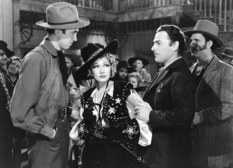 Zwischen zwei Welten: James Stewart als Tom Destry Jr., Marlene Dietrich als Frenchy, Brian Donlevy als Kent – Bild: SRF/​1939 Universal Pictures Co., Inc. Renewed 1967
