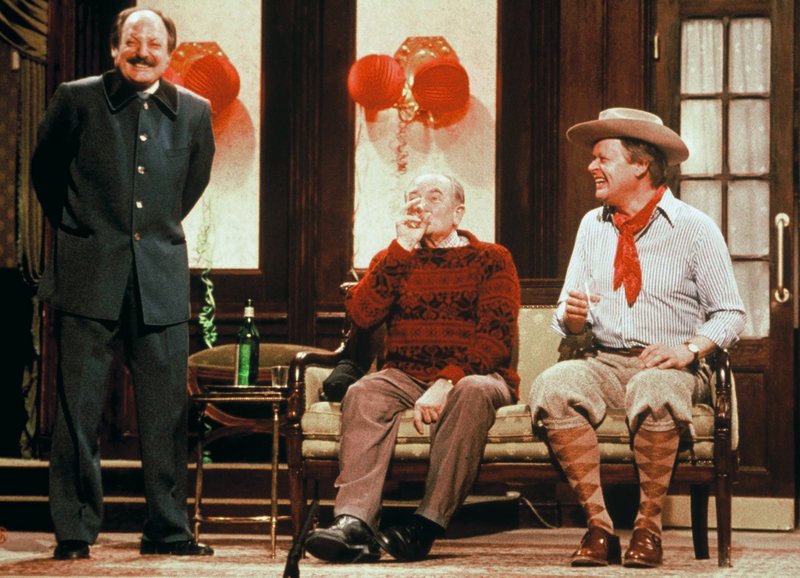 Feuchtfröhlicher Abend: Inigo Gallo als Johann, Ruedi Walter als Eduard Tobler, Dieter Ballmann als Dr. Fritz Hagedorn – Bild: SRF