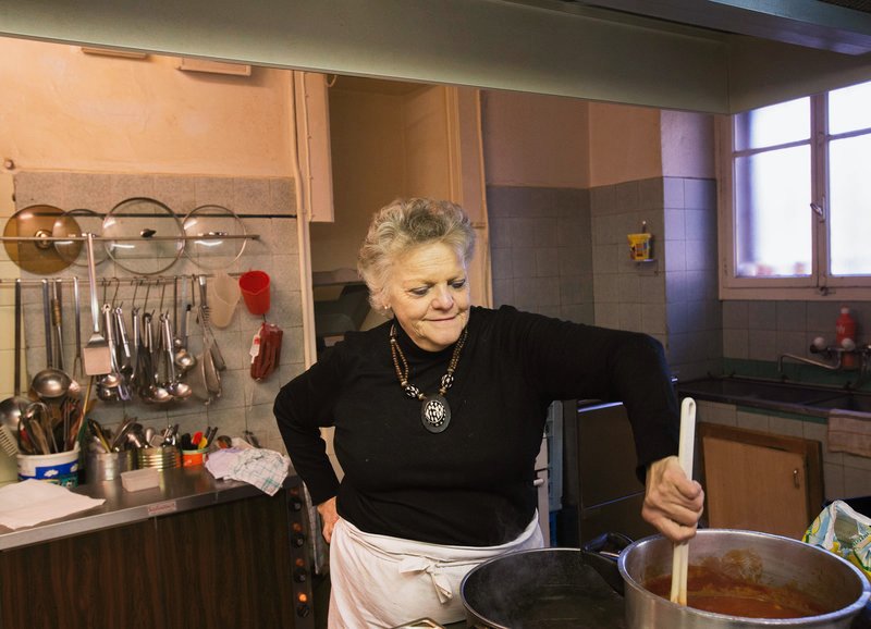 Hier kocht die Chefin persönlich Yolande Grand in ihrer Küche – Bild: SRF/​Eric Bergkraut