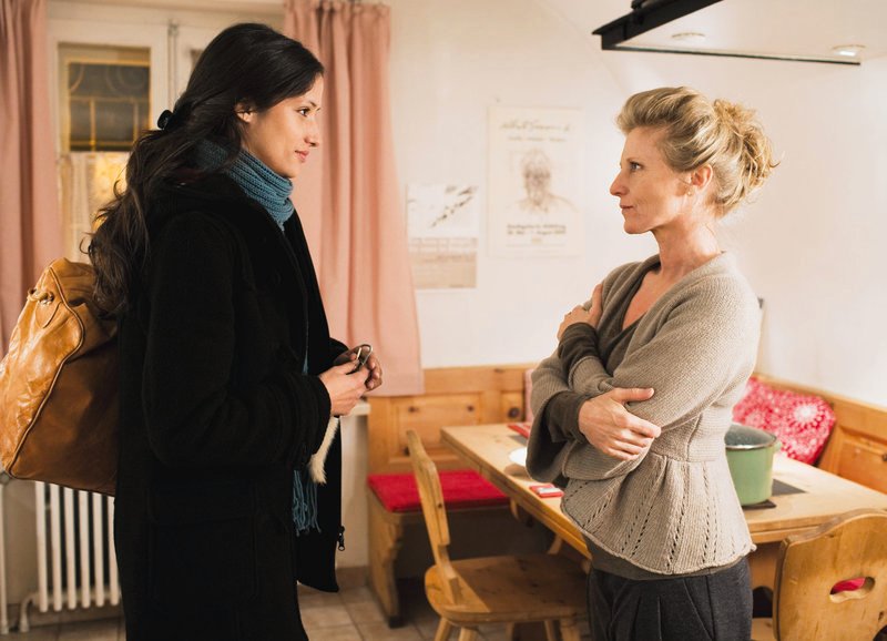 Mutter und Tochter: Melanie Winiger als Sina Andri, Esther Gemsch als Tonia – Bild: SRF/Lukas Unseld Mutter und Tochter: Melanie Winiger als Sina Andri, Esther Gemsch als Tonia – Bild: SRF/Lukas Unseld