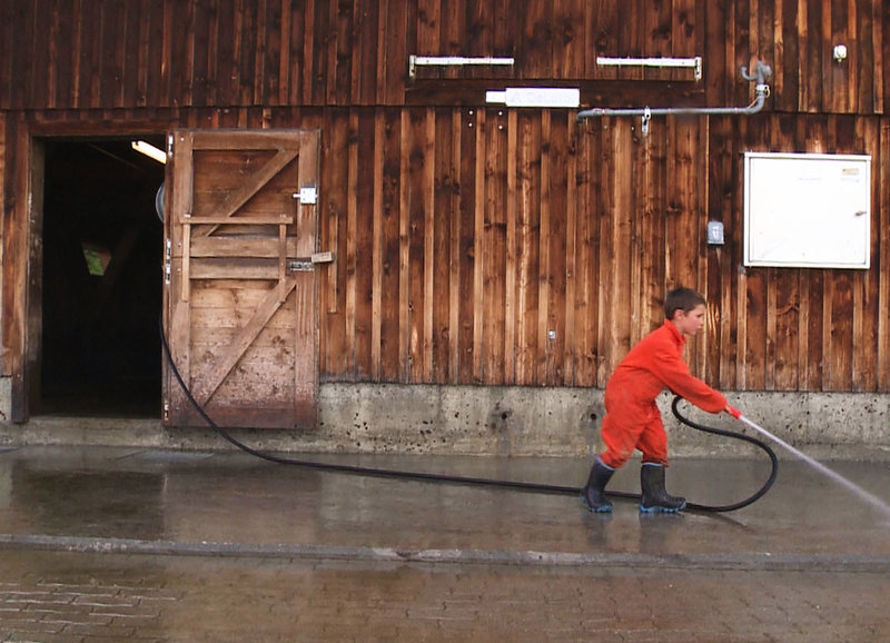 Kühe, Käse und 3 Kinder – Bild: SRF/​Susanna Fanzun