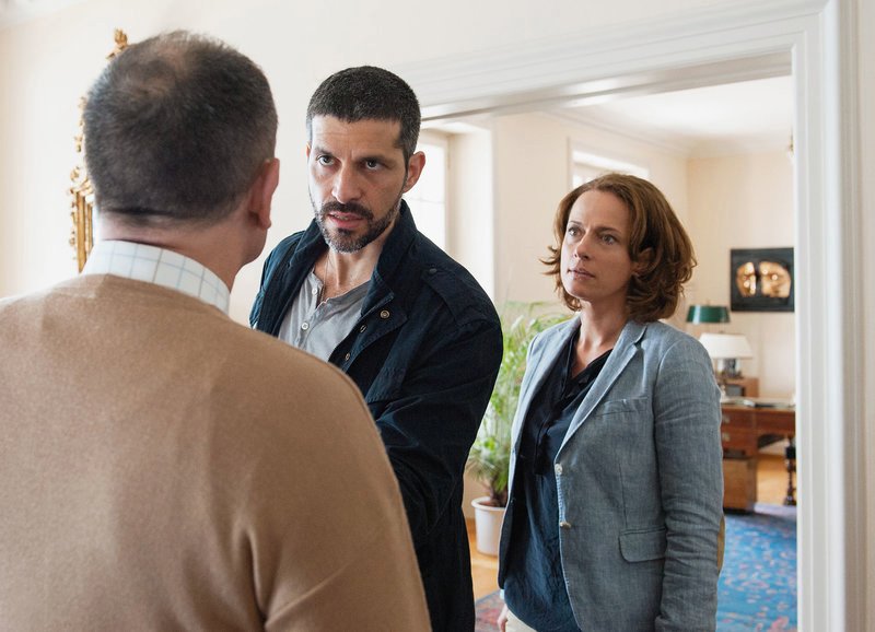 Dem Geheimnis auf der Spur: Pasquale Aleardi als Hauptmann Sebastian Scherrer (M.), Claudia Michelsen als Mara Graf (r.) – Bild: SRF/​Nikkol Rot