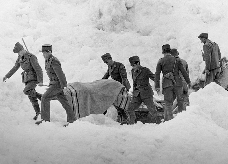 Bergungsarbeiten in der zerstörten Barackensiedlung unterhalb der Gletscherzunge, 1965 – Bild: SRF