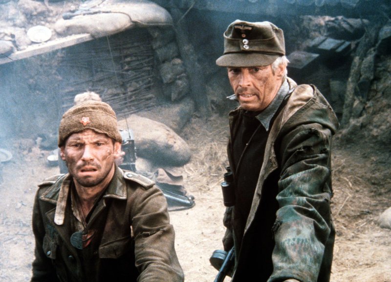 Im Schützengraben : Klaus Löwitsch als Unteroffizier Krüger, James Coburn als Feldweibel Rolf Steiner – Bild: SRF/Kineos Im Schützengraben : Klaus Löwitsch als Unteroffizier Krüger, James Coburn als Feldweibel Rolf Steiner – Bild: SRF/Kineos