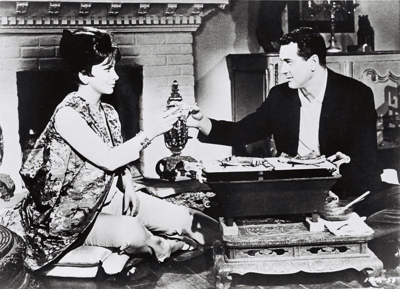 Wenn Welten aufeinander prallen: Gina Lollobrigida als Toni und Rock Hudson als Carter Harrison. – Bild: SRF Wenn Welten aufeinander prallen: Gina Lollobrigida als Toni und Rock Hudson als Carter Harrison. – Bild: SRF