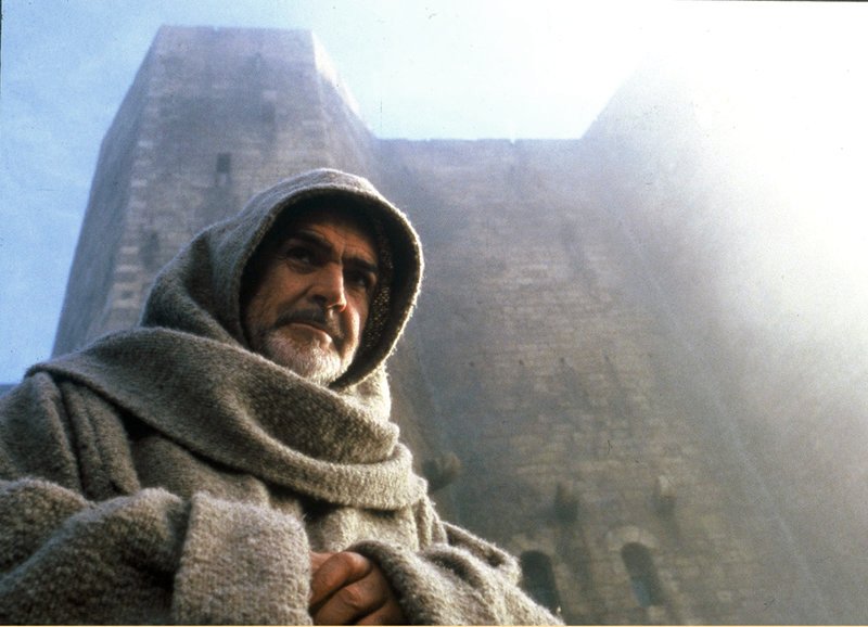 Betätigt sich als mittelalterlicher Ermittler: Sean Connery als William of Baskerville – Bild: SRF/​Constantin Film