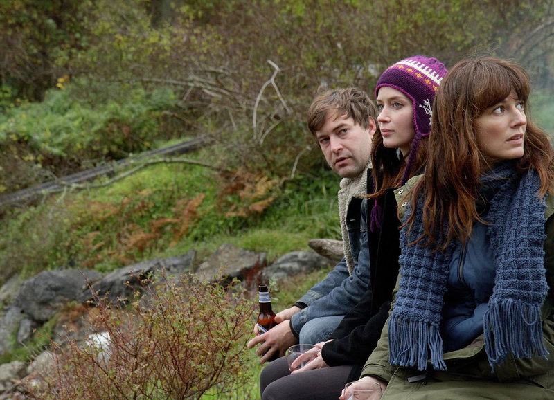 Komplizierte Verhältnisse: Mark Duplass als Jack, Emily Blunt als Iris, Rosemarie DeWitt als Hannah – Bild: SRF/2015 Impuls Pictures Komplizierte Verhältnisse: Mark Duplass als Jack, Emily Blunt als Iris, Rosemarie DeWitt als Hannah – Bild: SRF/2015 Impuls Pictures