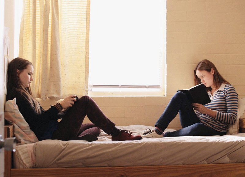 Teilen traumatische Erfahrungen: Kaitlyn Dever als Jayden, Brie Larson als Grace – Bild: SRF/​Xenixfilm