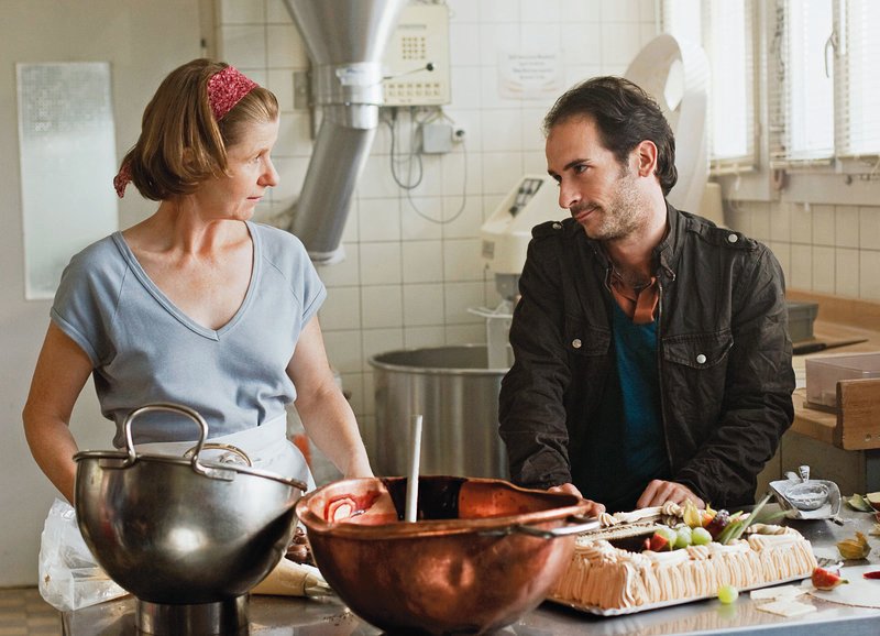 Beginnen sich zu mögen: Therese Affolter als Bäckerin Leni, Pablo Aguilar als Tanzlehrer Toni – Bild: SRF/Lukas Unseld Beginnen sich zu mögen: Therese Affolter als Bäckerin Leni, Pablo Aguilar als Tanzlehrer Toni – Bild: SRF/Lukas Unseld
