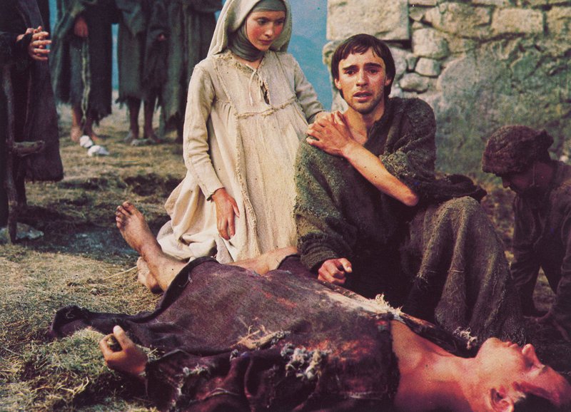 Kümmern sich um die Kranken und Verlassenen: Judi Bowker als Klara von Assisi, Graham Faulkner als San Franziskus von Assisi – Bild: SRF/​Paramount Pictures