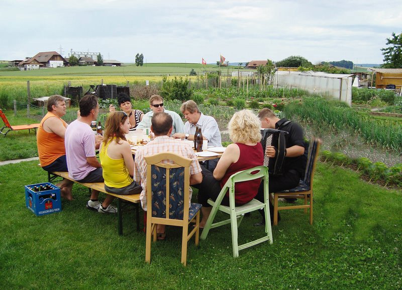 Gemeinsames Essen im Schrebergarten – Bild: SRF Gemeinsames Essen im Schrebergarten – Bild: SRF