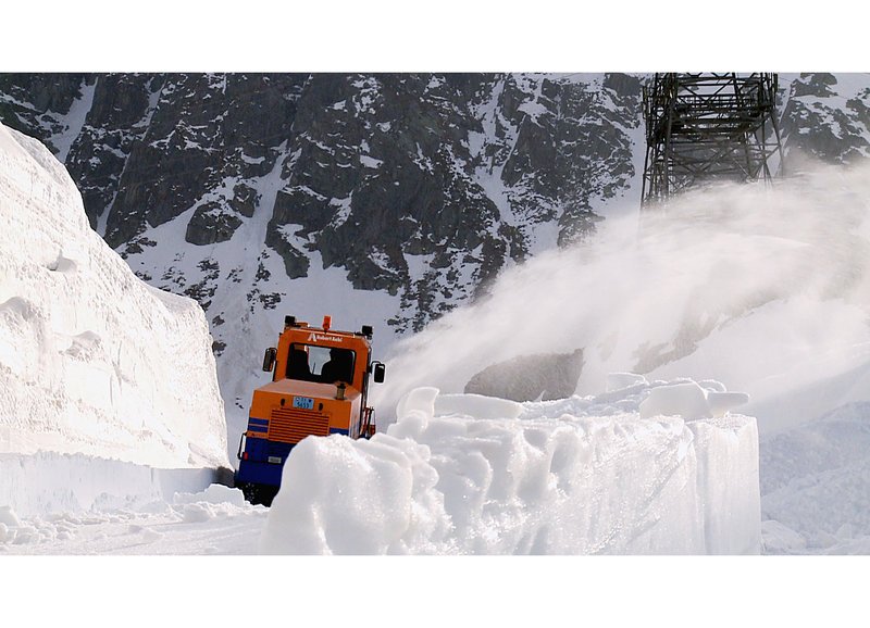 Schneeräumung im Frühling: Noch wenige Meter bis zur Passhöhe – Bild: SRF