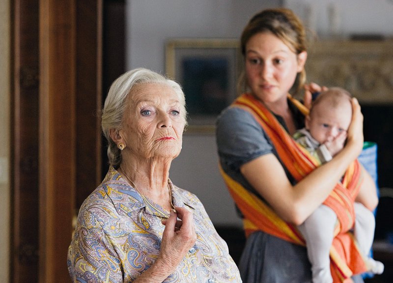 Drei Generationen: Stephanie Glaser als Frida Borel, Lotti Happle als Mona mit dem kleinen Marvin – Bild: SRF/​Lukas Unseld