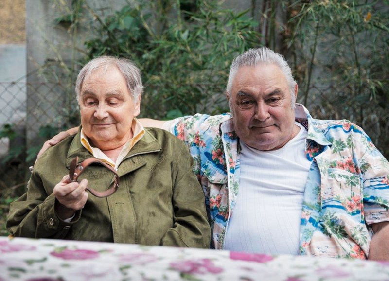 Trauern um Hans geliebten Hund: Jörg Schneider als Hans, Mathias Gnädinger als Freund Willi – Bild: SRF/Triluna Film Trauern um Hans geliebten Hund: Jörg Schneider als Hans, Mathias Gnädinger als Freund Willi – Bild: SRF/Triluna Film