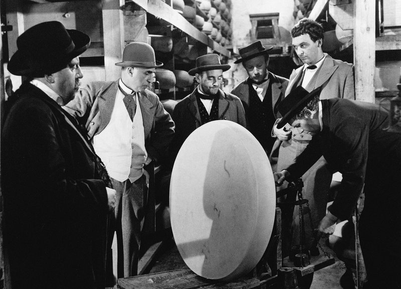 Die Qualität stimmt nicht: Max Haufler als Eglihannes (ganz l.), Willy Fueter als Käsefürst (2.v.l.), Ruedi Walter als Peterli (3.v.l.), Franz Matter als Felix (2.v.r.), Erwin Kohlund als Sepp (ganz r.) (Szene aus« Die Käserei in der Vehfreude») – Bild: SRF/Neue Film AG, Franz Schnyder Die Qualität stimmt nicht: Max Haufler als Eglihannes (ganz l.), Willy Fueter als Käsefürst (2.v.l.), Ruedi Walter als Peterli (3.v.l.), Franz Matter als Felix (2.v.r.), Erwin Kohlund als Sepp (ganz r.) (Szene aus« Die Käserei in der Vehfreude») – Bild: SRF/Neue Film AG, Franz Schnyder