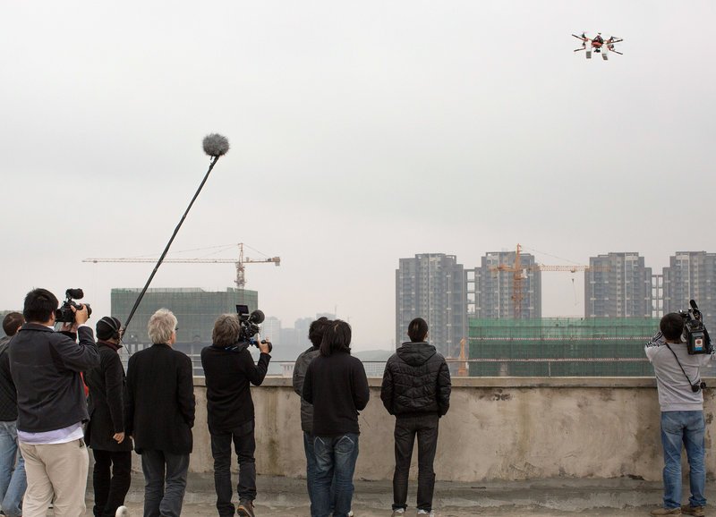 Testflug der neu entwickeltern Drohne – Bild: SRF/​Container Film AG/​Jürg Neuenschwander