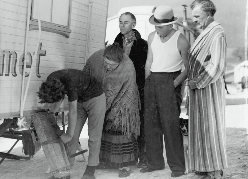 Menschen, die vorüberziehen – Bild: SRF