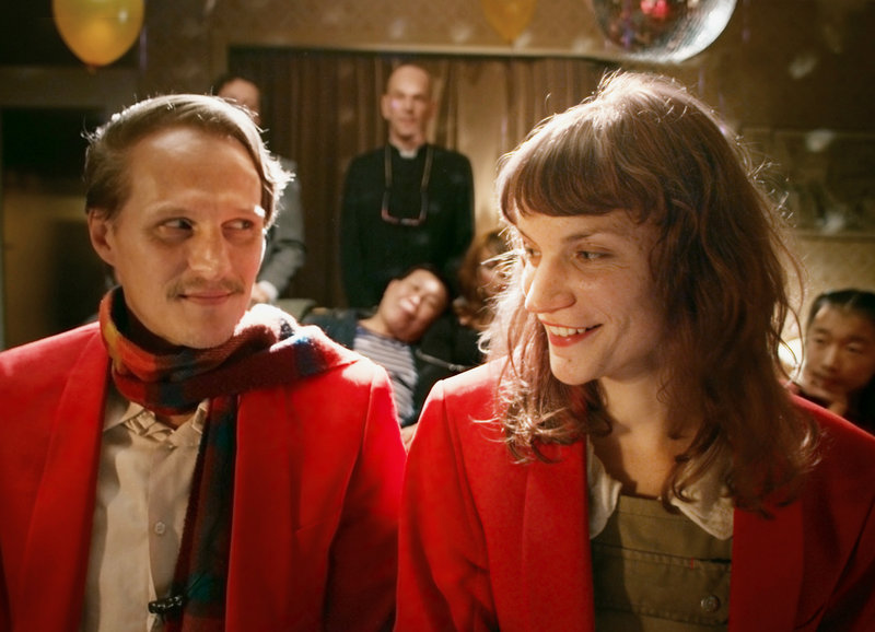 Eine Fantasieliebe: Georg Friedrich als Aloys, Tilde von Overbeck als Vera – Bild: SRF/hugofilm/Simon Guy Fässler Eine Fantasieliebe: Georg Friedrich als Aloys, Tilde von Overbeck als Vera – Bild: SRF/hugofilm/Simon Guy Fässler
